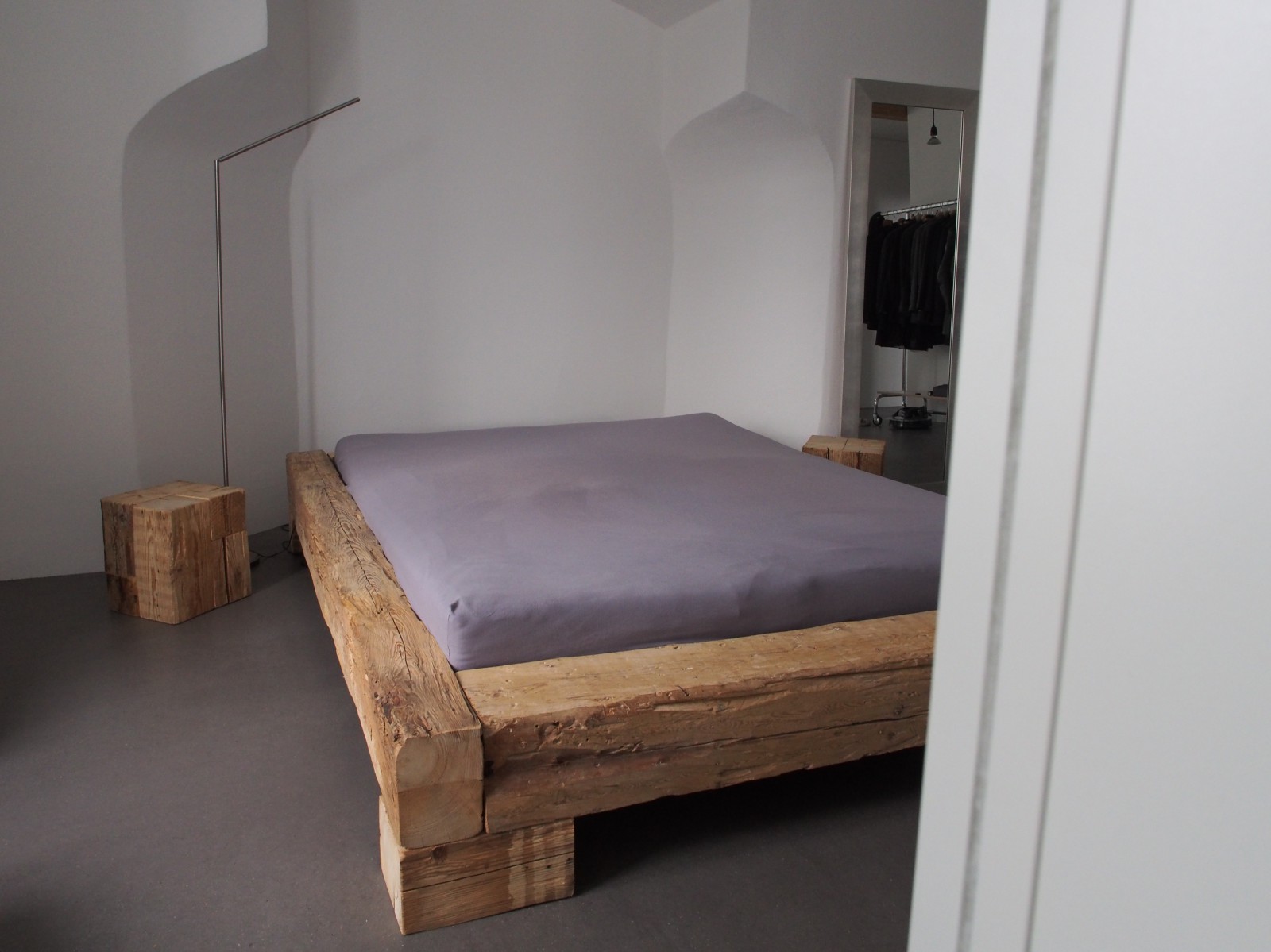 Bett aus Altholz